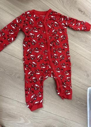 Яркий классный ромпер человечек sinsay на мальчика машинки 74 6-9 месяцев красный