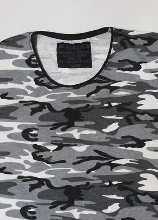 Чітка приталена (slim fit) футболка з камуфляжним / мілітарі принтом від bj