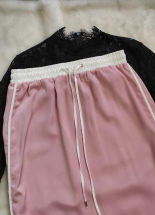Розовая длинная юбка миди спортивная с разрезами сбоку на резинке атласная шелковая reserved7 фото