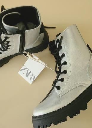 Серебристые футуристические ботинки zara