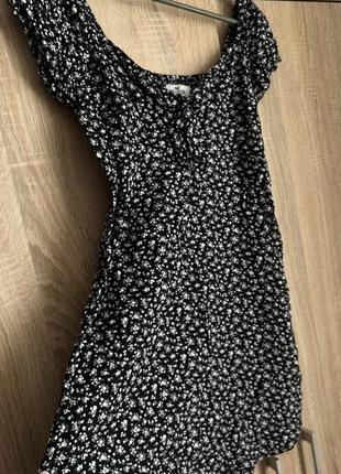 Чорна котонова брендова сукня холістер в квітковий принт