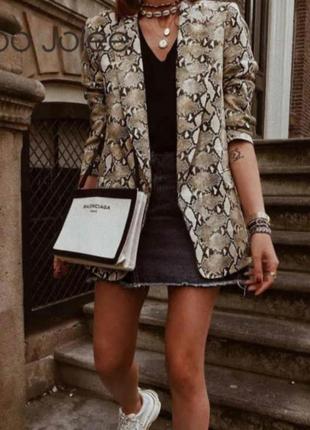 Пиджак в змеиный принт zara