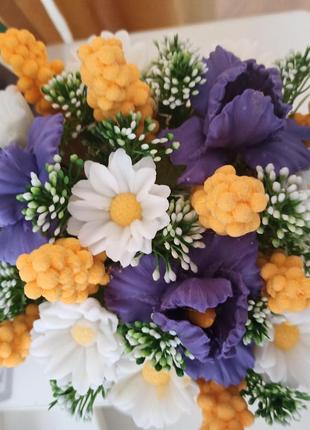 Шикарний букет іріси ромашки з мила ручної роботи. чудовий подарунок до свят