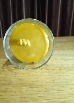 Свеча в стакане из пчелиного воска