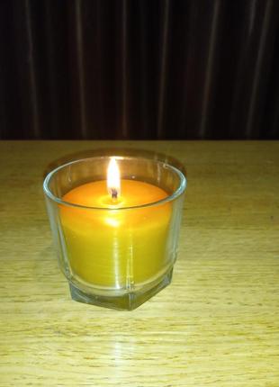 Свеча в стакане из пчелиного воска