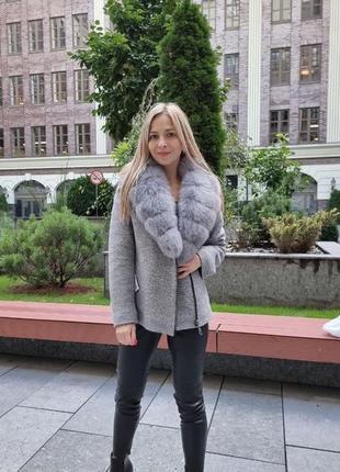 Роскошное шерстяное пальто с песцом
