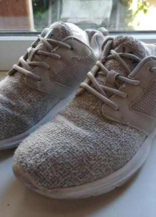 Серо-белые кроссовки vty