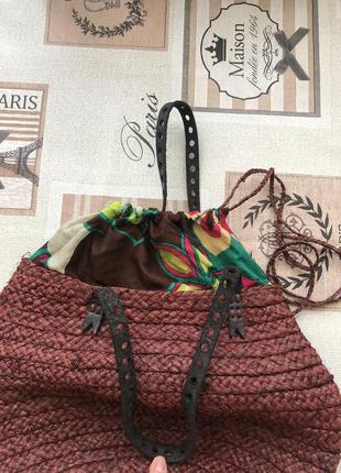 Симпатичная фирменная сумочка из соломы с кожаными ручками5 фото