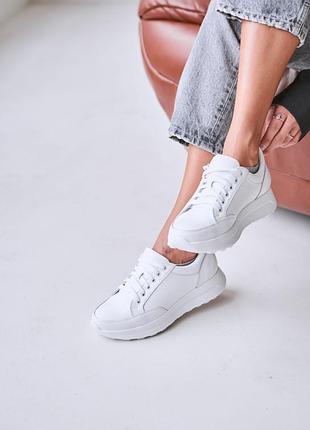 Кожаные кроссовки белого цвета