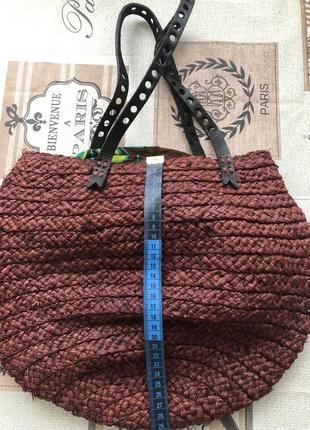 Симпатичная фирменная сумочка из соломы с кожаными ручками7 фото
