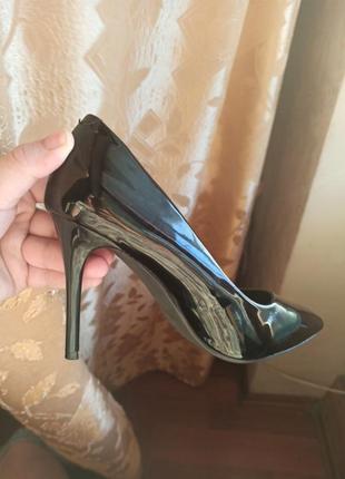 Продам лакові класичні туфлі ложочки.