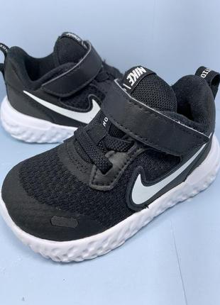 Кроссовки nike revolution