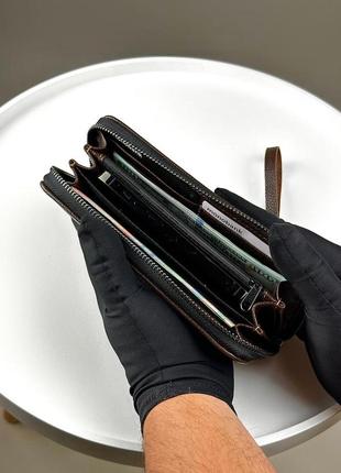 Чоловічий коричневий шкіряний клатч гаманець із натуральної зернистої шкіри на блискавці з ремінцем4 фото