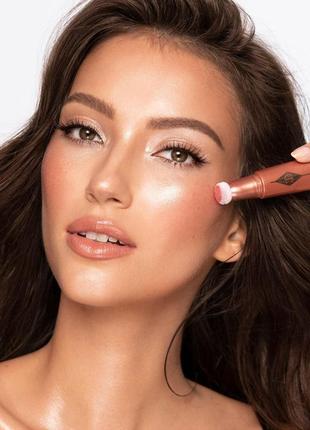 Гелевые румяна-хайлайтер charlotte tilbury glowgasm beauty light wand peachgasm 12 мл
