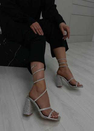 Женские туфли на каблуке серебряного цвета с камушками6 фото