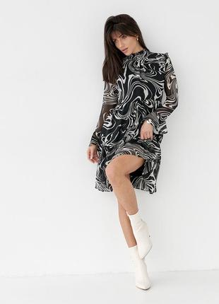 Шифоновое платье с абстрактным рисунком и оригинальным рукавом lighter - черный цвет, s (есть размеры)3 фото