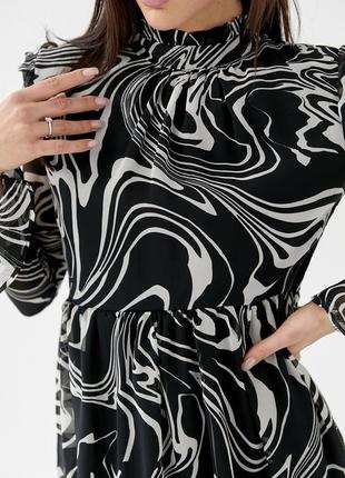 Шифоновое платье с абстрактным рисунком и оригинальным рукавом lighter - черный цвет, s (есть размеры)5 фото