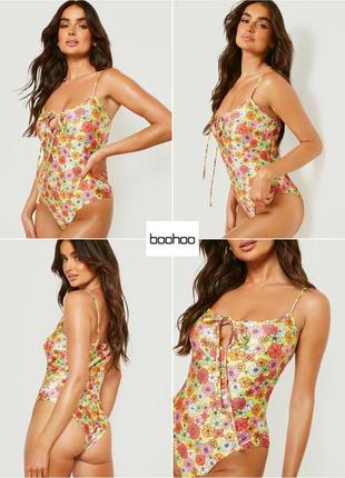 Яркий сдельный купальник на бретелях с завязкой на груди с цветочным принтом boohoo