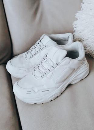 Білі чоловічі кросівки zara