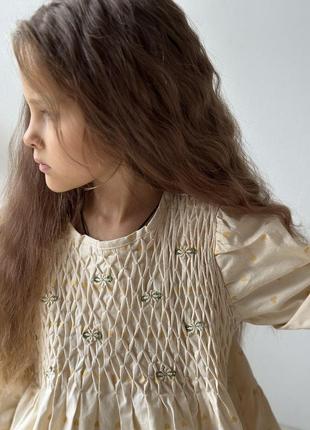 Нежное платье беж с цветами для маленьких красавиц