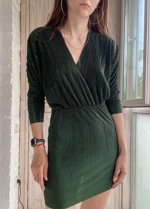 Платье плиссе изумрудного цвета