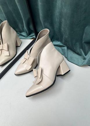 Ботильйони з італійської шкіри та замші жіночі на підборах