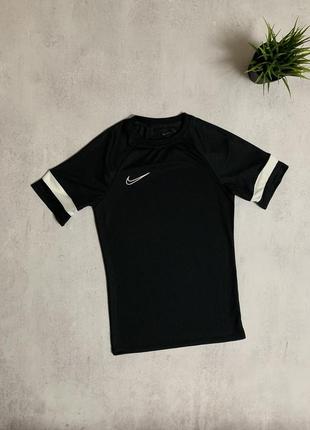 Футболка спортивна чорна nike dri-fit