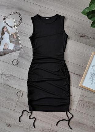 Черное платье в рубчик с утяжками сбоку shein xs s / короткое платье / по фигуре / приталенная / мини / меди