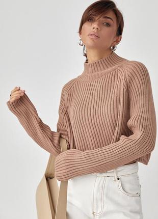 Короткий вязаный свитер в рубчик с рукавами-регланами - светло-коричневый цвет, l (есть размеры)9 фото