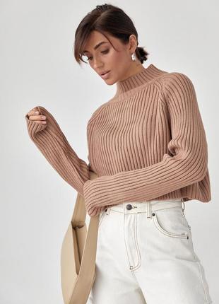 Короткий вязаный свитер в рубчик с рукавами-регланами - светло-коричневый цвет, l (есть размеры)6 фото