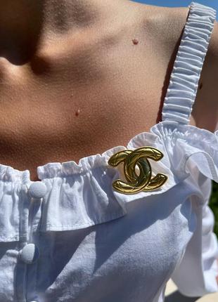 Брендовая брошь в позолоте