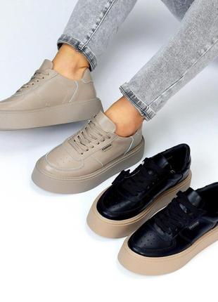 Жіночі чорні та бежеві шкіряні кеди на бежевій високій підошві