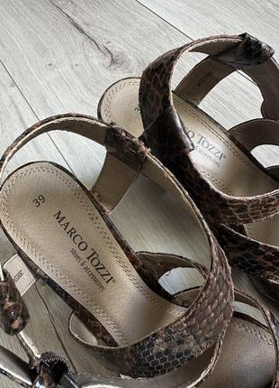 Босоножки сандали на каблуке со змеиным принтом marco tozzi5 фото