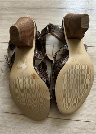 Босоножки сандали на каблуке со змеиным принтом marco tozzi7 фото