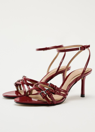 Шикарні лакові босоніжки на підборах