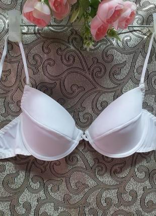 Гладкий бюстгальтер на тонких отстегивающихся бретельках