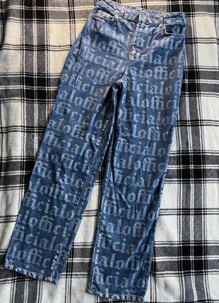 Женские джинсы boohoo с надписями2 фото
