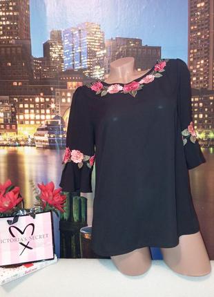 Черная блуза с цветами от бренда oasis