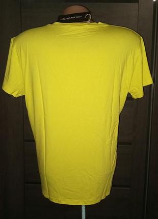 Жовта футболка із жовто-блакитним серцем і написом2 фото