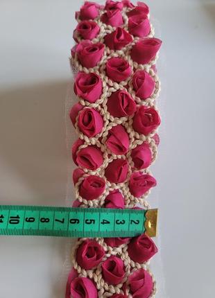 Тесьма с вышитыми нежными цветами в виде роз из органзы на сетке. ширина вышитой части 5см.