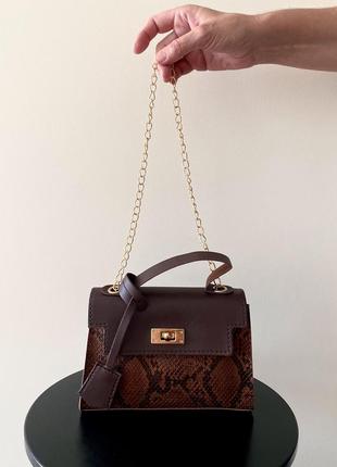Стильна коричнева жіноча сумка кросбоді через плече на плече екошкіра золотий ланцюжок2 фото
