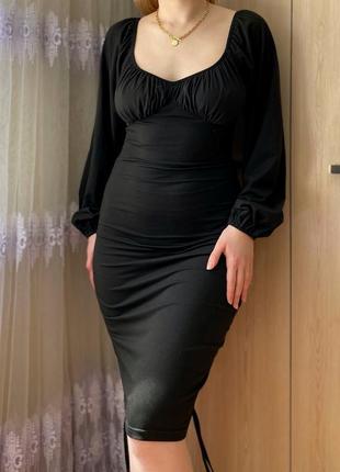 Черное платье на стяжках с объемными рукавами
