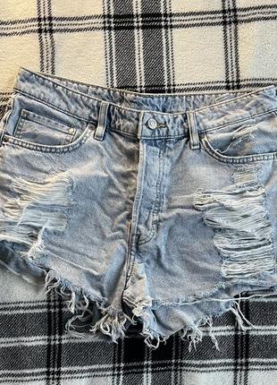 Женские джинсовые шорты с потертостями1 фото
