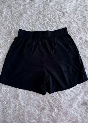 Черные шорты h&m из вискозы4 фото