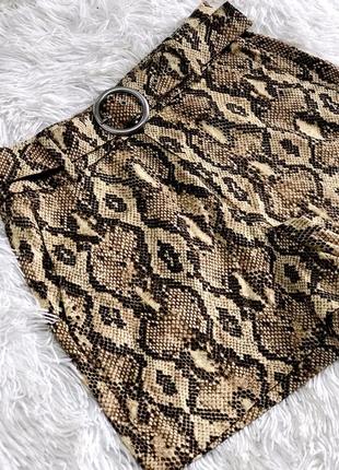 Шорты в змеиный принт zara