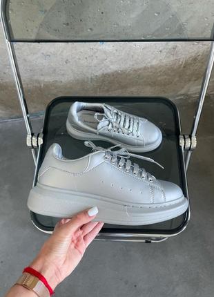 Шикарные женские кроссовки в стиле alexander mcqueen silver grey серебристые