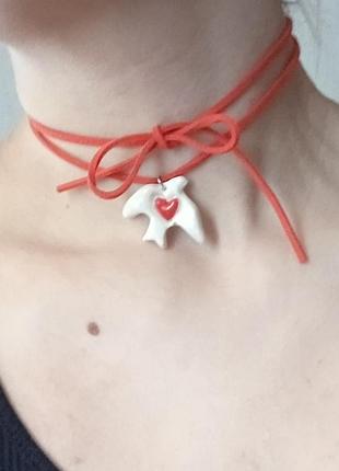 Голубка мира на шнурке. чокер.
