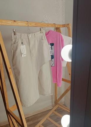 Актуальная бежевая джинсовая юбка с вырезом со стороны🌞8 фото