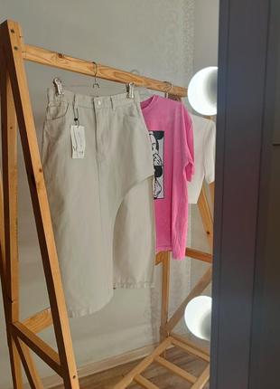 Актуальная бежевая джинсовая юбка с вырезом со стороны🌞6 фото