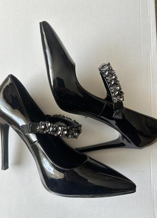 Лаковані лодочки на каблуку